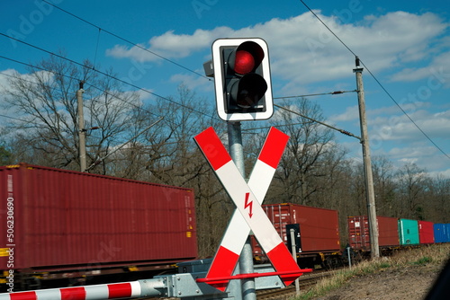 Obraz na płótnie Andreaskreuz Bahnübergang und Güterzug w salonie