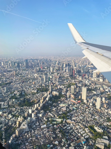 飛行機から見下ろす東京タワーやスカイツリーなど東京都心の風景