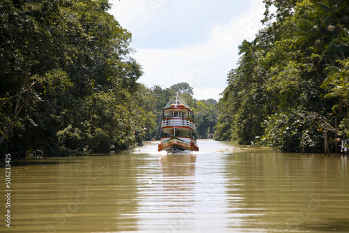 Foto Small ferry boat in the waters of the Guajará River, entering Combu Island July, 2019