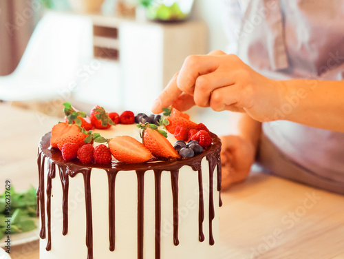 Obraz na plátně Lifestyle, cooking and freelancing concept: close up female hands decorate the c