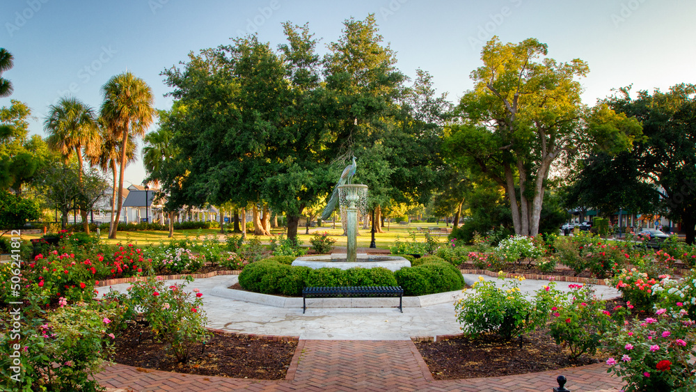 Winter Park Florida, a suburb of greater Orlando. Central park rose garden with fountain. - obrazy, fototapety, plakaty 