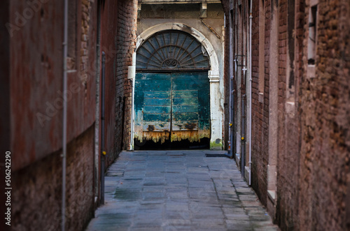 Un portone blu alla fine di una calle a Venezia © Andrea Vismara