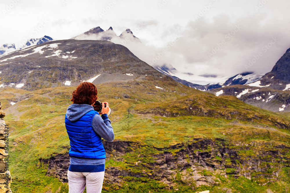 Obraz premium Tourist with camera in Norway mountains