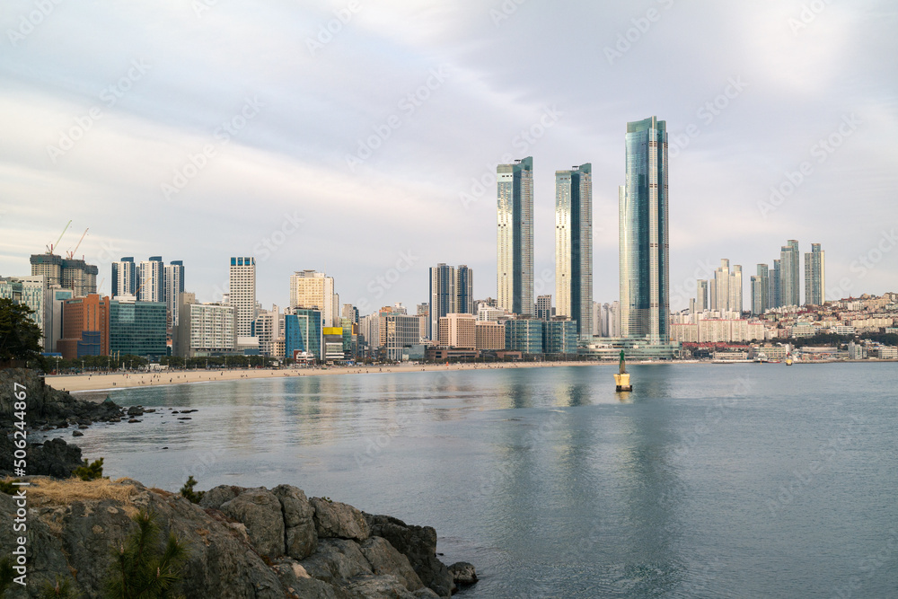 Naklejka premium Haeundae Beach and city view in Busan, South Korea.