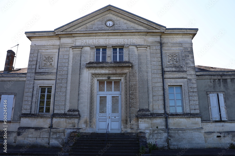 Le palais de justice, vue de l'extérieur, ville de Confolens, département de la Charente, France