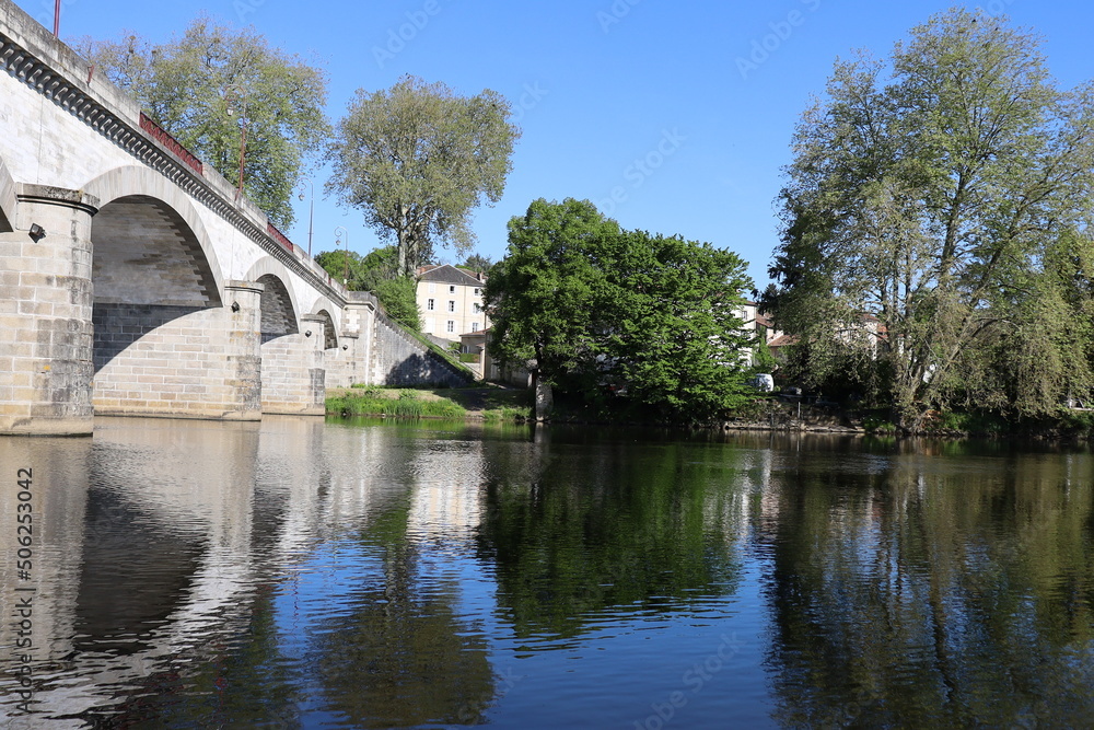 Le pont Babaud Laribière, pont sur la Vienne, ville de Confolens, département de la Charente, France