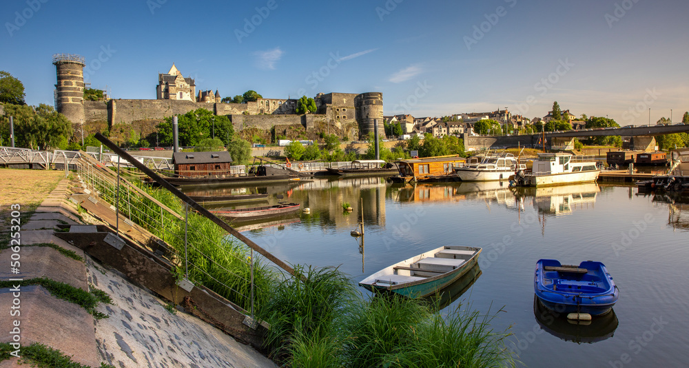 Obraz premium Château de la ville d'Angers, paysage en bord de Maine en Anjou, France.
