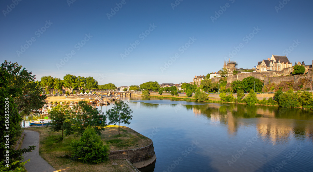 Vue panoramique sur le château et la ville d'Angers en Anjou, paysage de l'ouest de la France.