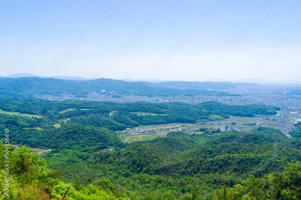 Fototapeta premium 鬼ノ城から臨む吉備津平野、5月撮影