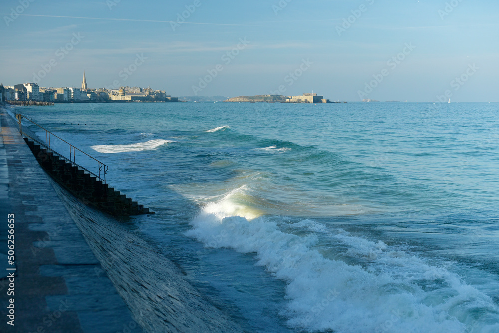 vagues des grandes marées à Saint-Malo