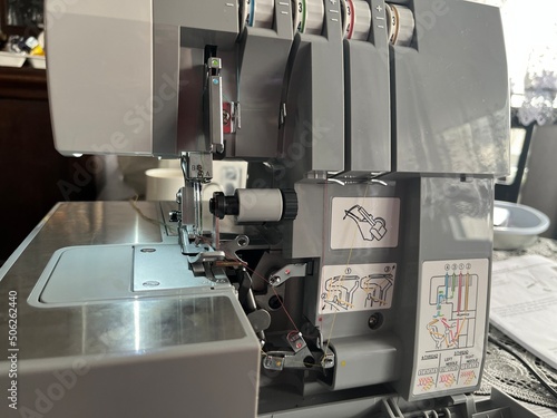 Technology - overlock specialized material sewing machine and its detailed elements
