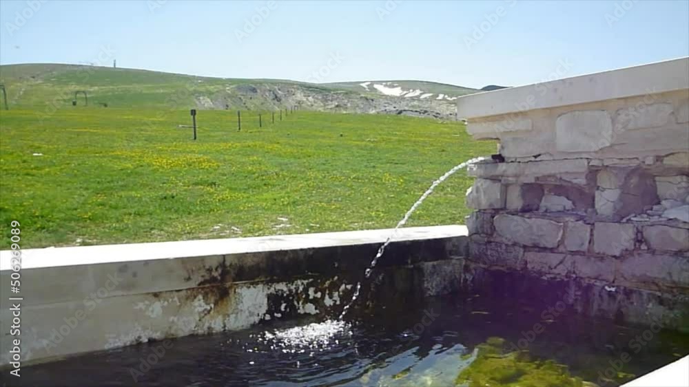Getto continuo della fonte di acqua montana in montagna, fonte tettone passolanciano maiella abruzzo 