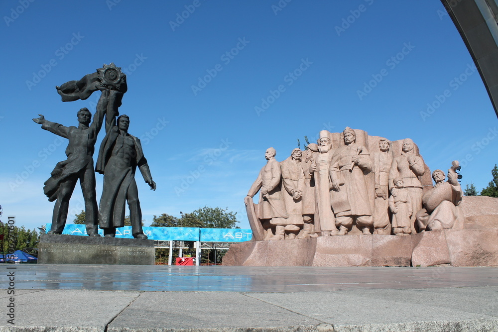 Obraz premium Ukraine: beautiful Kyiv before the war Stop the war Safe Kyiv Help Ukraine Peaceful sky
