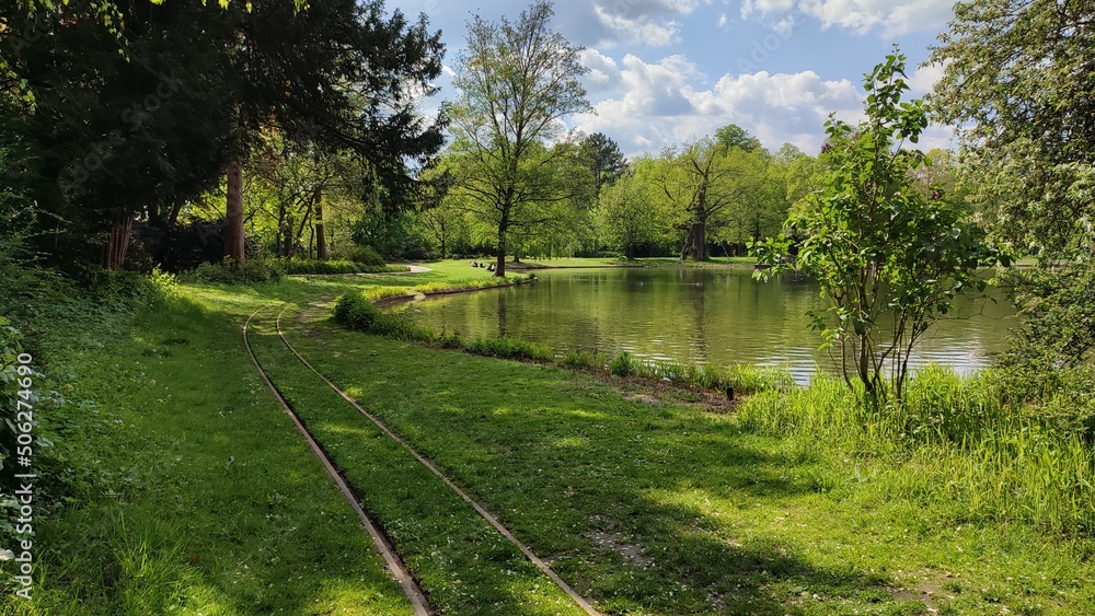 Obraz premium Schlossgarten und Schloss Karlsruhe im Sommer