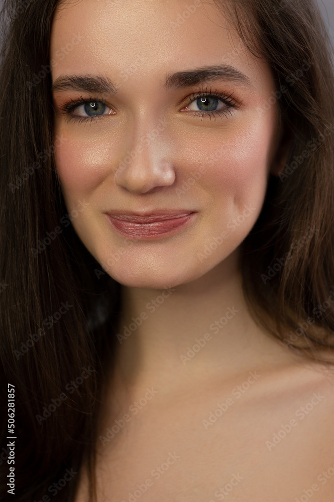 Obraz premium Close-up portrait of a beauty woman with full lips, straight hair and perfectly clean skin. Daytime makeup, styling and soft care. Skin care in the spa salon or cosmetology, smooth eyebrows