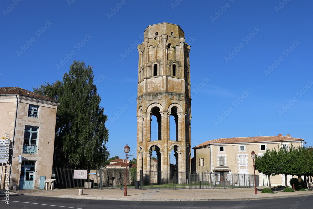 La tour Charlemagne, tour de l'ancienne abbaye, village de Charroux, département de la Vienne, France
