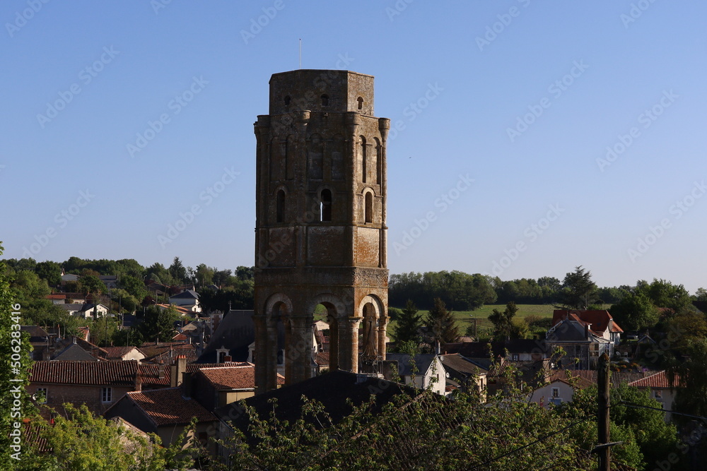 La tour Charlemagne, tour de l'ancienne abbaye, village de Charroux, département de la Vienne, France La tour Charlemagne, tour de l'ancienne abbaye, village de Charroux, département de la Vienne, France