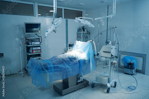 Fotografia Empty operating room with patient lying under cover