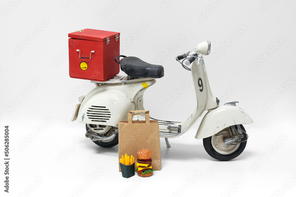 Fototapeta premium scooter miniature de livraison - repas à domicile fast food
