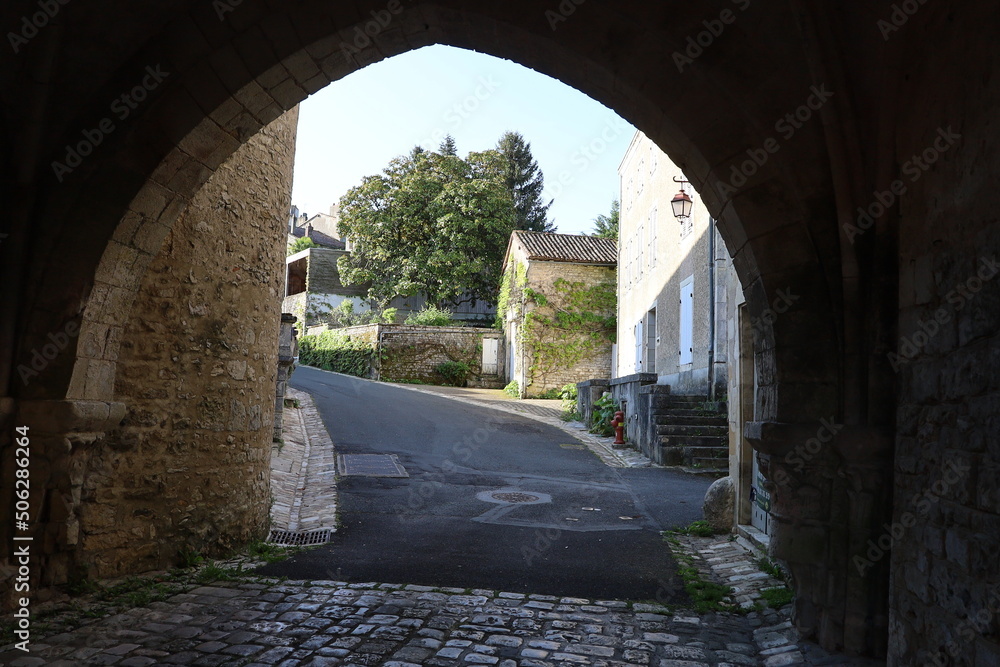 Rue typique, village de Charroux, département de la Vienne, France