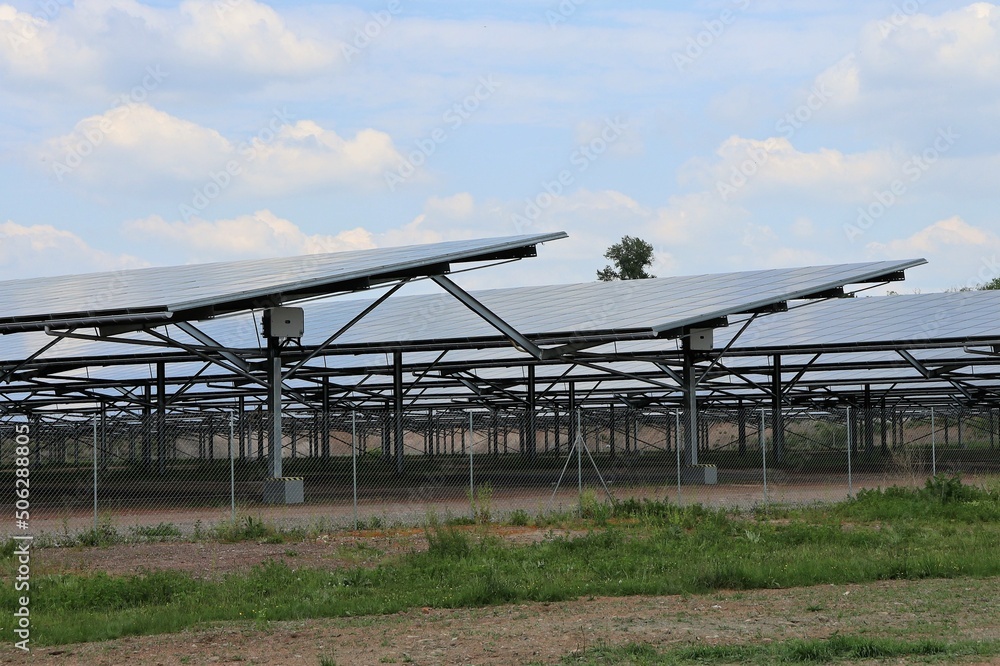 Centrale solaire photovoltaïque dans un champ, département de l'Allier, France Centrale solaire photovoltaïque dans un champ, département de l'Allier, France