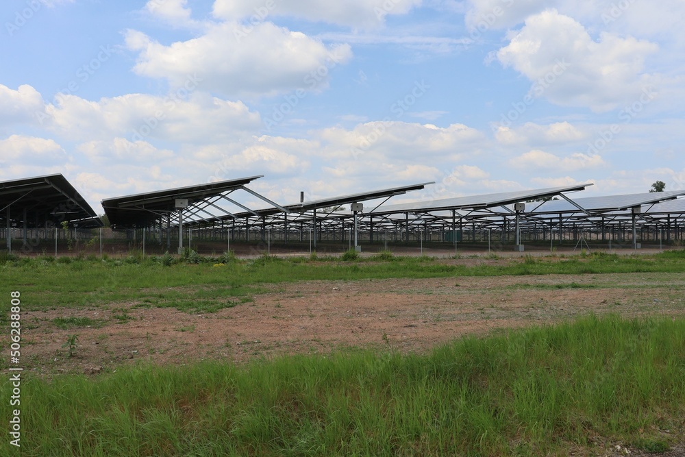 Centrale solaire photovoltaïque dans un champ, département de l'Allier, France