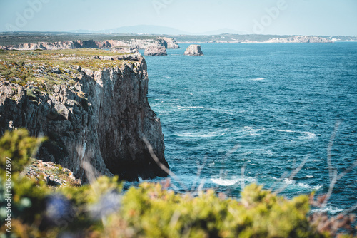 Küstenlandschaft mit Felsen und Meer	