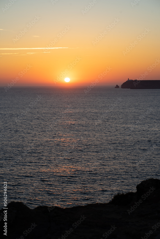 Fototapeta premium mystischer Sonnenuntergang am meer mit einem Küstenabschnitt 