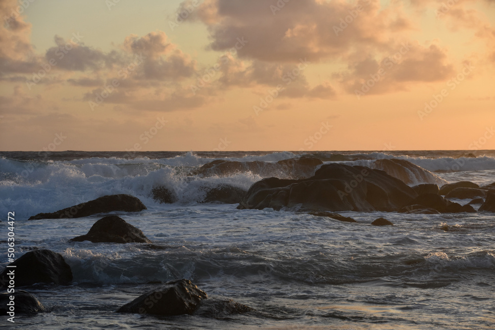Obraz premium Pastel Dawn Skies Over Stunning Crashing Waves