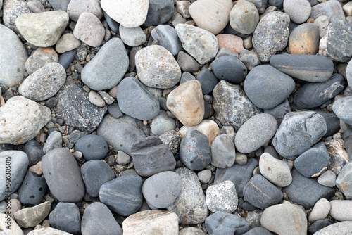 textura de rocas de orilla de lago, rocas de todo tipo de colores y formaciones, sedimento granito