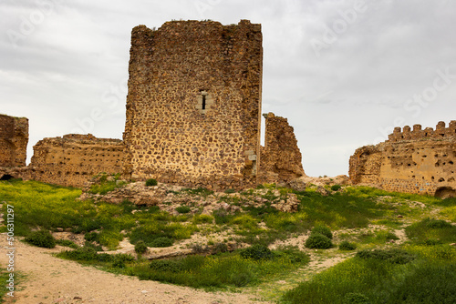Canvastavla Dramatic view of ruined Almonacid de Toledo at Spanish province of Toledo castle
