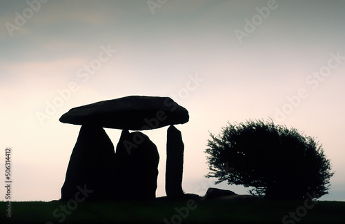 Fényképezés Pentre Ifan prehistoric megalithic stone burial chamber dolmen in the Dyfed regi