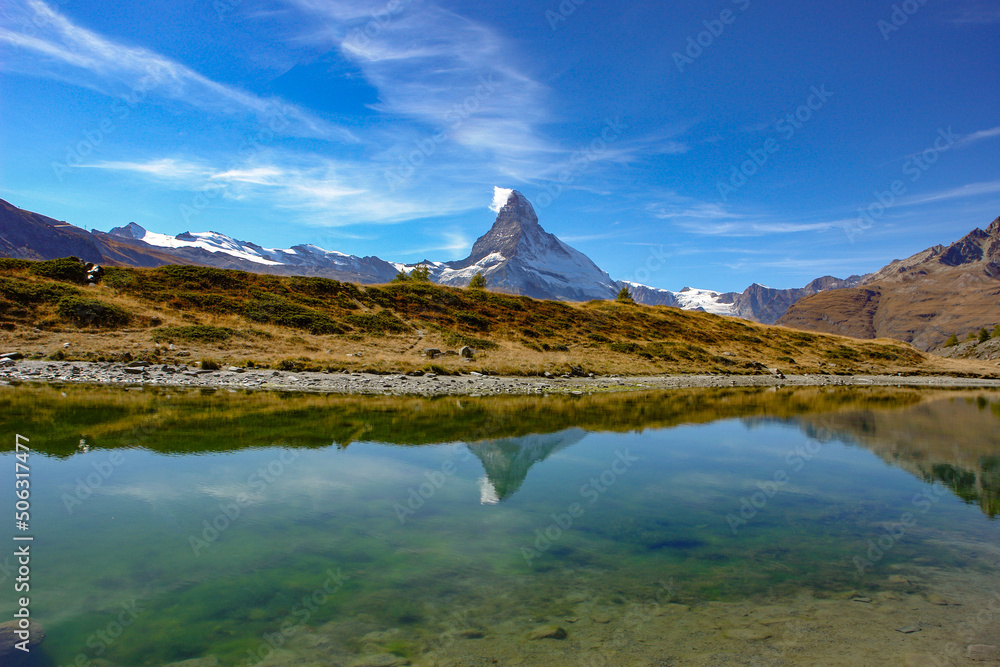 Fototapeta premium スネガパラダイスのライゼー湖に映る逆さマッターホルン