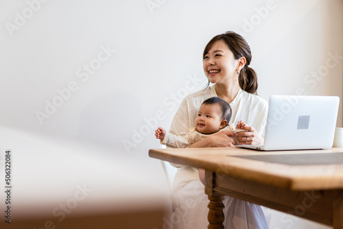 子育てをしながらリモートで働くお母さん photo