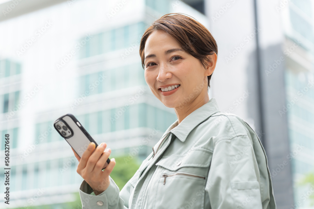 携帯を持ちカメラを見る日本人女性