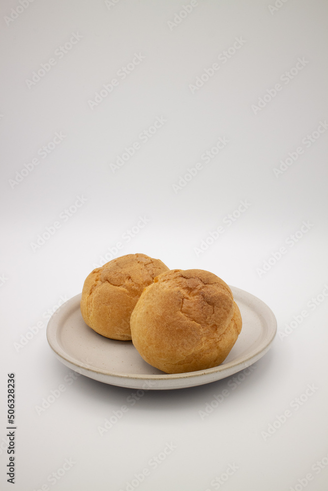 白い陶器皿の上のシュークリーム2個 1 縦構図
Two cream puffs on a white ceramic plate, vertical image 白い陶器皿の上のシュークリーム2個 1 縦構図
Two cream puffs on a white ceramic plate, vertical image