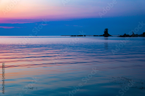富山県高岡市　雨晴海岸から富山湾越しの日出の絶景