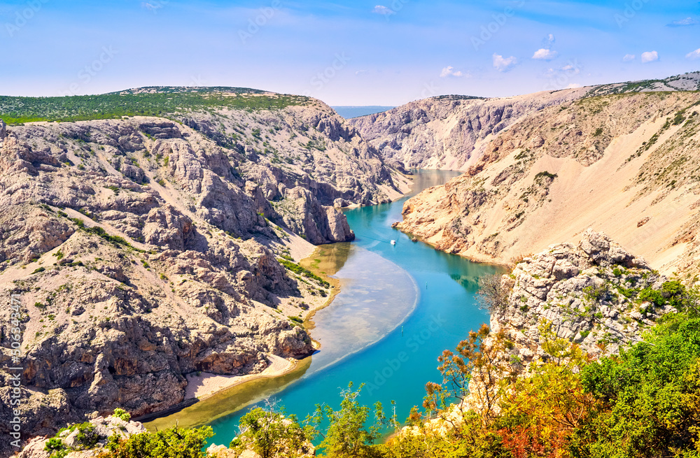 Φωτογραφία Canyon at the river Zrmanja in Croatia with steep cut into the Dalmatian limesto
