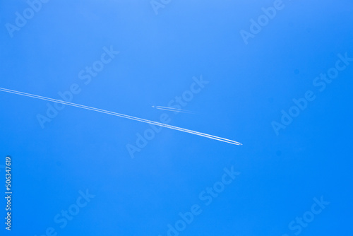 飛行機と飛行機雲