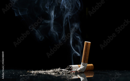 Foto Tobacco cigarette Butt on the Floor in dark background for world Tobacco day con