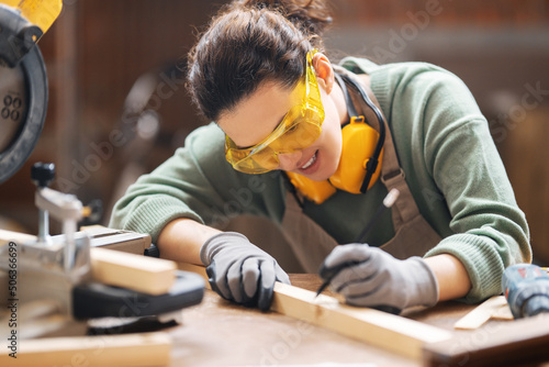 Fototapete woman carpenter in workshop