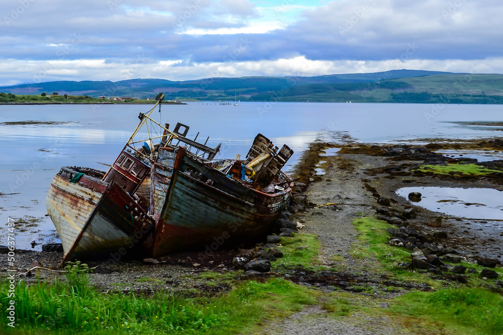 zwei einsame Boote auf einer Schottlandrundreise liegen verlassen an einem Weg