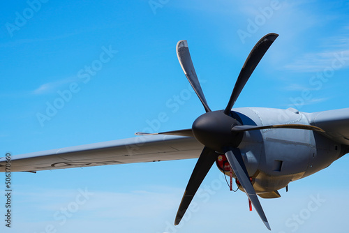 Φωτογραφία the propeller of a military plane. detail.