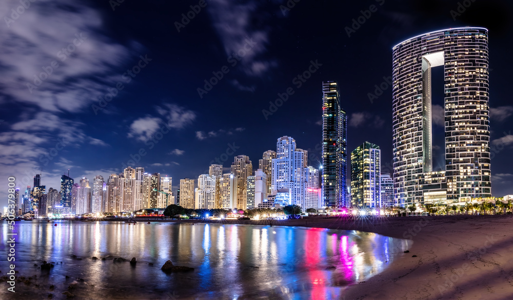 Obraz premium Dubai jumeirah beach with marina skyscrapers in UAE at night.