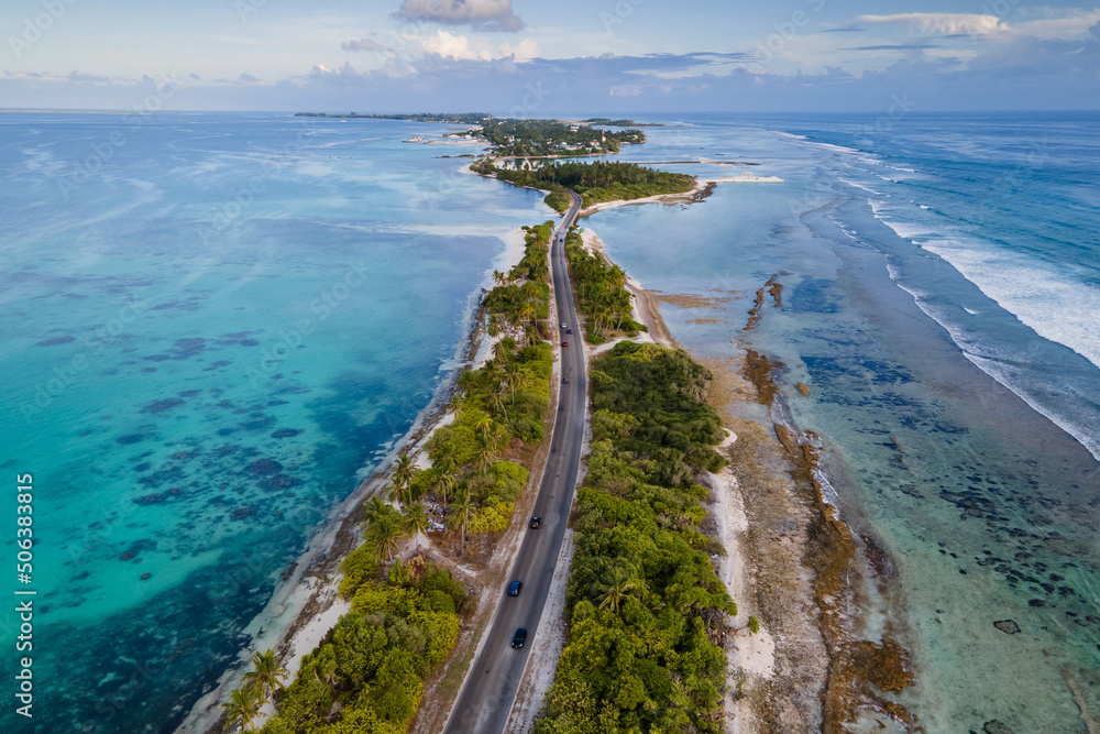 Φωτογραφία Aerial view of tropical beach landscape and local road at addu city, the southernmost atoll of Maldives in Indian ocean