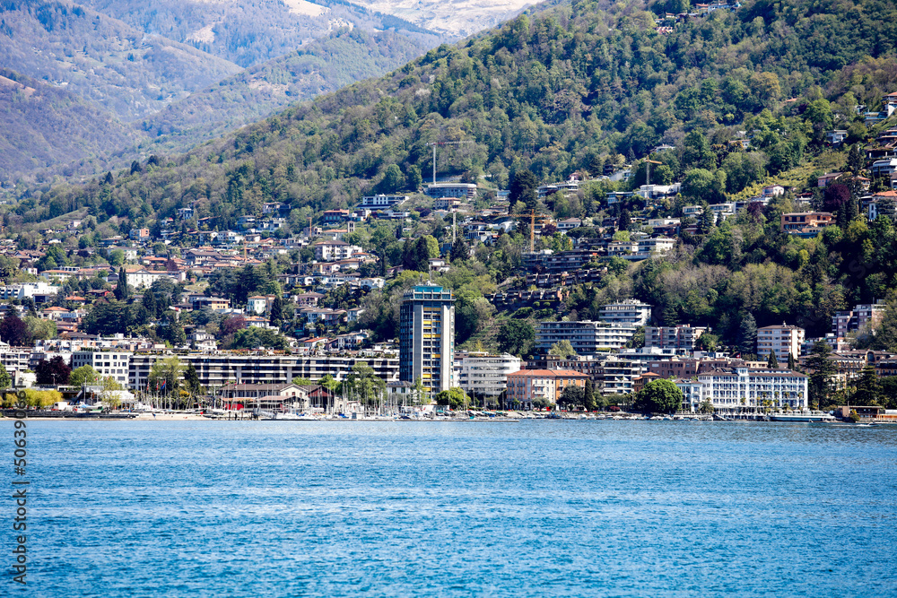 Vue des maisons et bâtiments sur la rive nord du lac de Lugano 