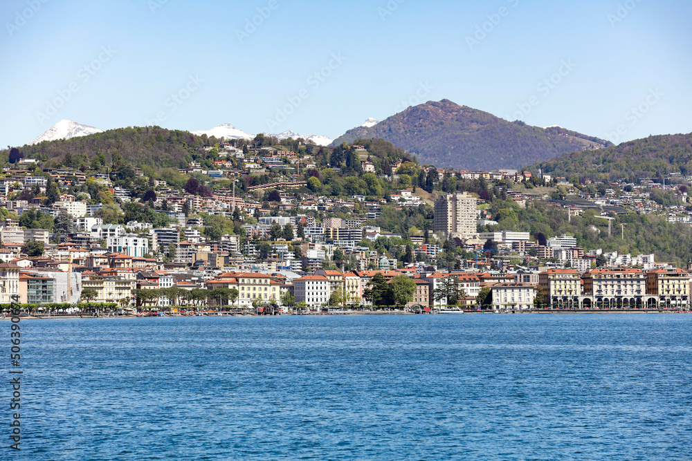 Maisons et immeubles au bord du lac de Lugano