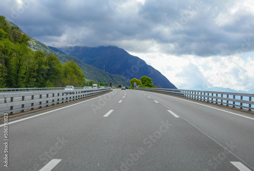 Autoroute en montée sous un ciel nuageux