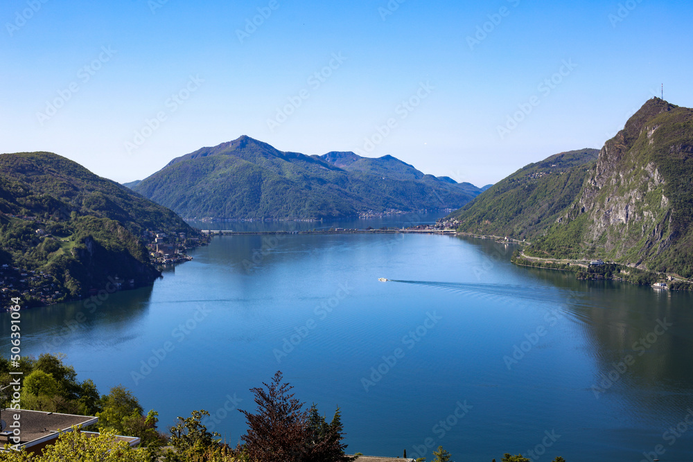 Vue panoramique du lac de Lugano avec un bateau