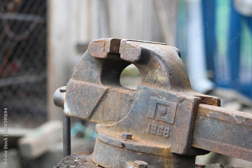 Old parallel vice with metal jaws and threaded spindle Old parallel vice with metal jaws and threaded spindle